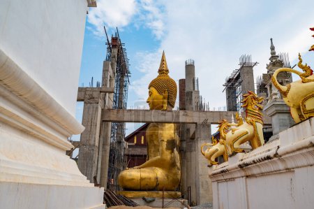 Téléchargez les photos : Golden Buddha statue under construction at Ban Den temple, Chiang Mai province. - en image libre de droit
