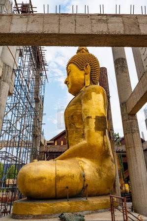 Téléchargez les photos : Golden Buddha statue under construction at Ban Den temple, Chiang Mai province. - en image libre de droit