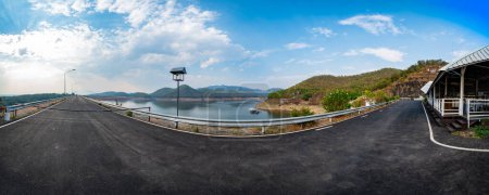 Téléchargez les photos : Panorama of Mae Ngat Somboon Chon dam, Chiang Mai province. - en image libre de droit