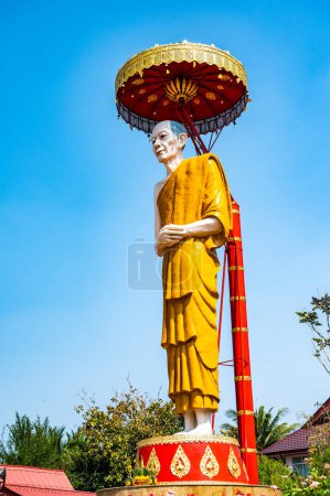 Téléchargez les photos : LAMPANG, THAILAND - March 8, 2020 : Monument of Luang Pho Kasem Khemmako, Lampang province. - en image libre de droit