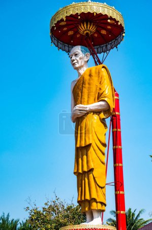 Téléchargez les photos : LAMPANG, THAILAND - March 8, 2020 : Monument of Luang Pho Kasem Khemmako, Lampang province. - en image libre de droit