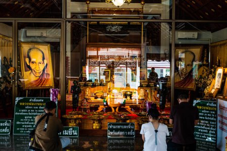Téléchargez les photos : LAMPANG, THAILAND - March 8, 2020 : Waxwork statue of Luang Pho Kasem Khemmako monk, Lampang province. - en image libre de droit