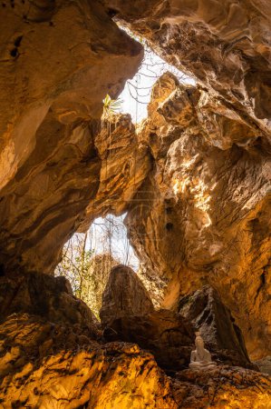 Téléchargez les photos : Phra Sabai cave in Lampang province, Thailand. - en image libre de droit