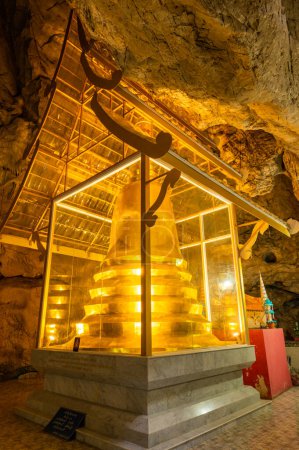 Téléchargez les photos : Phra Sabai cave with golden pagoda in Lampang province, Thailand. - en image libre de droit