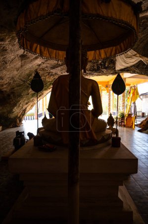 Téléchargez les photos : Phra Sabai cave with Buddha statue in Lampang province, Thailand. - en image libre de droit