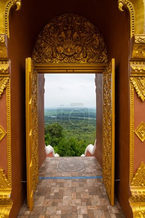 Téléchargez les photos : Aerial view through door frame at Pra That Doi Pra Chan temple, Lampang province. - en image libre de droit