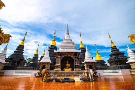 Téléchargez les photos : CHIANGMAI, THAILAND - July 21, 2019  : Beautiful pagoda with blue sky in Den Salee Sri Muang Gan temple, Thailand. - en image libre de droit