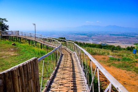 Téléchargez les photos : Wooden bridge with mountain view at Doi Sa Ngo viewpoint, Chiang Rai province. - en image libre de droit