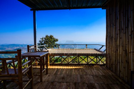 Téléchargez les photos : Scenic view with native house at Doi Sa Ngo viewpoint, Chiang Rai province. - en image libre de droit