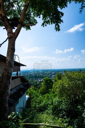 Téléchargez les photos : Aerial view of Ban Tham subdistrict from Wat Phrathat Chom Sin viewpoint, Phayao province. - en image libre de droit