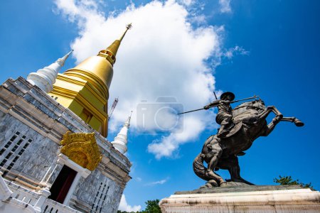 Téléchargez les photos : Pagode Pra Maha Chedi Chanasuk avec le monument du roi Naresuan, province de Chiang Rai. - en image libre de droit