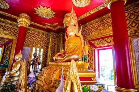 Foto de Estatua de Buda de Oro en la pagoda Pra Maha Chedi Chanasuk, provincia de Chiang Rai. - Imagen libre de derechos