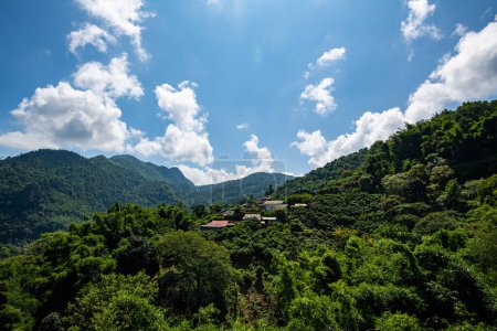 Foto de Pha Mee village with mountain view, Chiang Rai Province. - Imagen libre de derechos