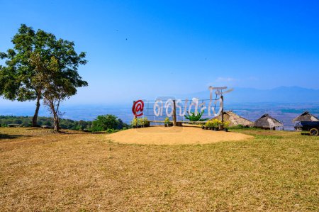 Téléchargez les photos : CHIANG RAI, THAÏLANDE - 14 décembre 2019 - Point de vue de Doi Sa Ngo dans la province de Chiang Rai, Thaïlande. - en image libre de droit