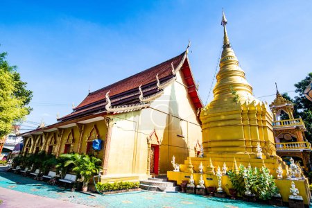 Foto de Iglesia de estilo tailandés con pagoda antigua en el templo de Pa Sang Ngam, Tailandia. - Imagen libre de derechos