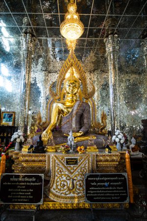 Foto de Hermosa estatua de buda en el templo de Pa Sang Ngam, Tailandia. - Imagen libre de derechos