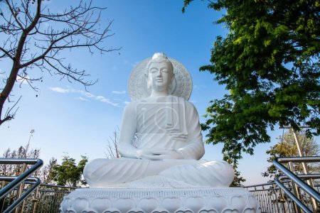 Téléchargez les photos : White Buddha in Phrachao Luang Mon Phrachao Lai temple, Thailand. - en image libre de droit