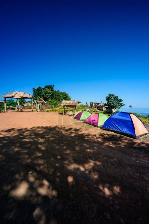 Téléchargez les photos : Camping yard at Doi Sa Ngo viewpoint, Chiang Rai province. - en image libre de droit