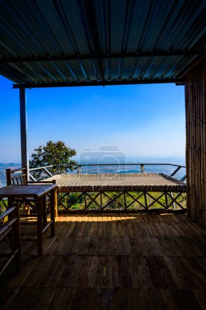 Téléchargez les photos : Scenic view with native house at Doi Sa Ngo viewpoint, Chiang Rai province. - en image libre de droit