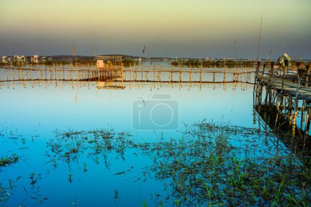 Téléchargez les photos : Small Wooden Bridge with Soft Water in Kwan Phayao Lake, Thailand. - en image libre de droit
