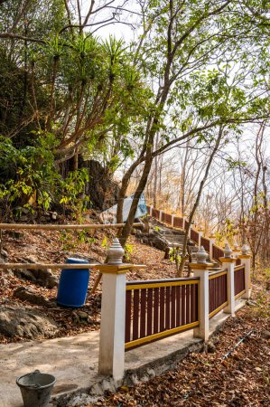 Téléchargez les photos : Stair on mountain at Tham Phra Sabai temple, Lampang province. - en image libre de droit