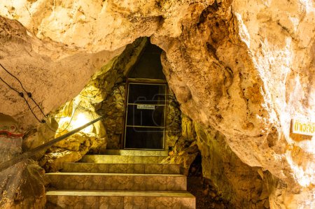 Téléchargez les photos : Phra Sabai cave with walkway in Lampang province, Thailand. - en image libre de droit