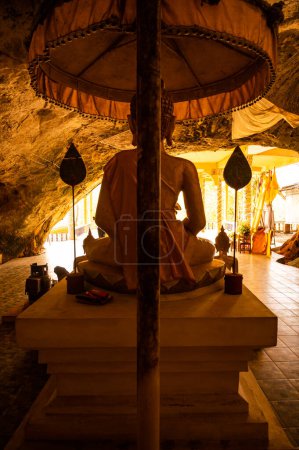 Téléchargez les photos : Phra Sabai cave with Buddha statue in Lampang province, Thailand. - en image libre de droit