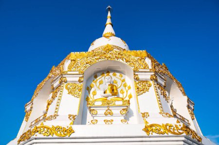 Téléchargez les photos : White pagoda with blue sky at Tham Phra Sabai temple, Lampang province. - en image libre de droit