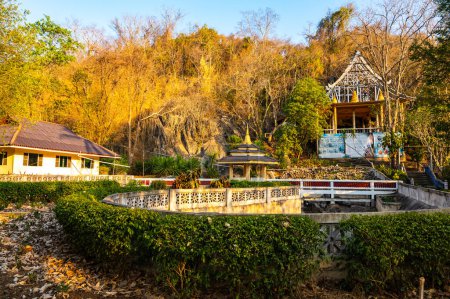 Téléchargez les photos : LAMPANG, THAILAND - March 7, 2020 : Landscape of park at Tham Phra Sabai temple, Lampang province. - en image libre de droit