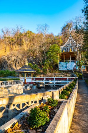 Téléchargez les photos : LAMPANG, THAÏLANDE - 7 mars 2020 : Paysage du parc au temple Tham Phra Sabai, province de Lampang. - en image libre de droit