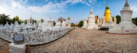 Téléchargez les photos : Panorama of Wat Suan Dok or Buppharam Temple in Chiang Mai Province, Thailand. - en image libre de droit