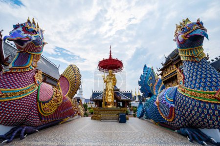 Foto de CHIANG MAI, TAILANDIA - 24 de abril de 2020: Estatua de Khru Ba Thueng en el templo de Ban Den, provincia de Chiang Mai. - Imagen libre de derechos