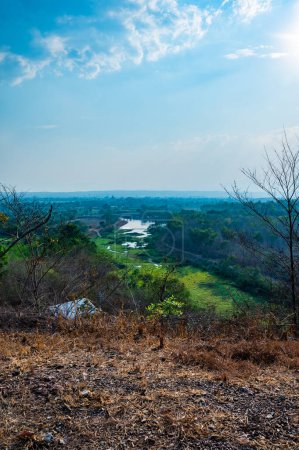 Téléchargez les photos : Country view at Mae Ngat Somboon Chon dam, Chiang Mai province. - en image libre de droit