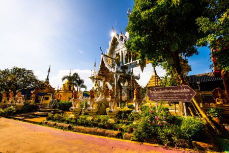 Foto de Salón de imágenes de Buddha en el templo de Pa Sang Ngam, Tailandia. - Imagen libre de derechos