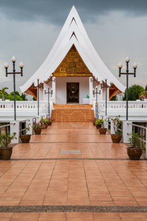 Téléchargez les photos : Lanna Style Church in Pond of Si Khom Kham Temple, Phayao Province. - en image libre de droit