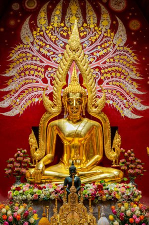 Téléchargez les photos : PHAYAO, THAILAND - July 19, 2020 : Beautiful golden Buddha statue of Si Khom Kham Temple, Phayao province. - en image libre de droit