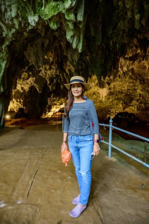Foto de Asian woman tourist with Thamluang cave background, Chiang Rai province. - Imagen libre de derechos