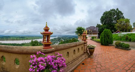 Foto de CHIANG RAI, TAILANDIA - 18 de julio de 2020: Panorama de Wat Phrathat Pha Ngao View Point, Provincia de Chiang Rai. - Imagen libre de derechos