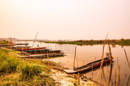 Téléchargez les photos : Fishing boat in Kwan Phayao lake, Thailand. - en image libre de droit