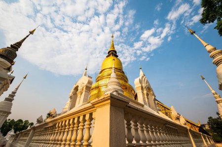 Téléchargez les photos : Wat Suan Dok or Buppharam Temple in Chiang Mai Province, Thailand. - en image libre de droit