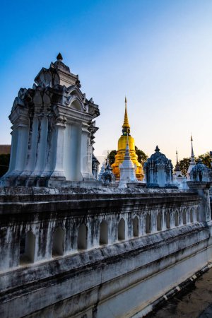 Téléchargez les photos : Temple Suan Dok dans le evenin, Thaïlande. - en image libre de droit