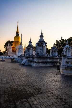 Téléchargez les photos : Temple Suan Dok dans le evenin, Thaïlande. - en image libre de droit