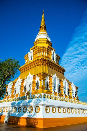Téléchargez les photos : Beautiful pagoda in Phrachao Luang Mon Phrachao Lai temple, Thailand. - en image libre de droit