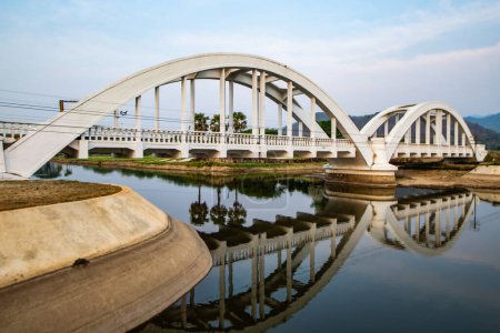 Foto de Puente Thachompoo o puente blanco con vertedero en la provincia de Lamphun, Tailandia. - Imagen libre de derechos