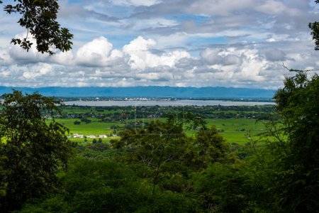 Téléchargez les photos : Kwan Phayao lake and Phayao city with rain clouds, Thailand. - en image libre de droit
