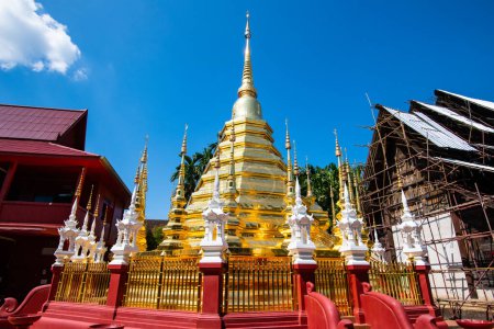Téléchargez les photos : Golden pagoda in Phan Tao temple, Chiangmai province. - en image libre de droit