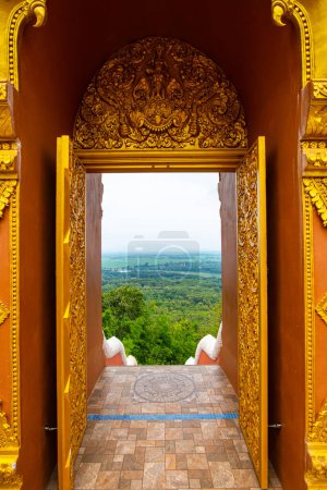 Foto de Aerial view through door frame at Pra That Doi Pra Chan temple, Lampang province. - Imagen libre de derechos