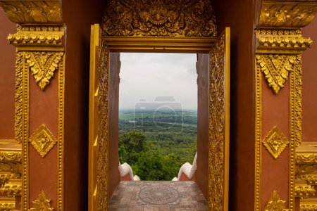 Téléchargez les photos : Aerial view through door frame at Pra That Doi Pra Chan temple, Lampang province. - en image libre de droit