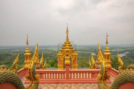 Foto de Pra That Doi Pra Chan temple with mountain view, Lampang province. - Imagen libre de derechos