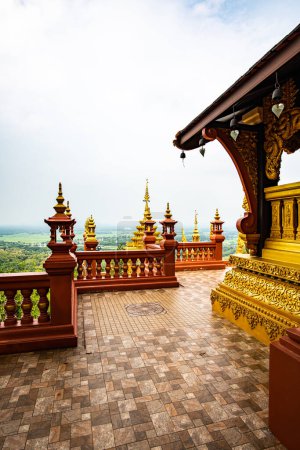 Foto de Pra That Doi Pra Chan temple with mountain view, Lampang province. - Imagen libre de derechos